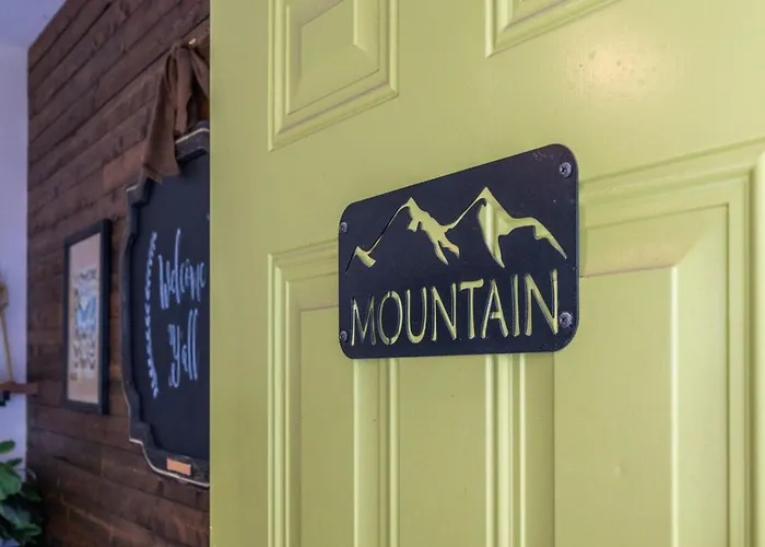 Mountain Bungalow-Walk To Downtown/Biker'S Dream!