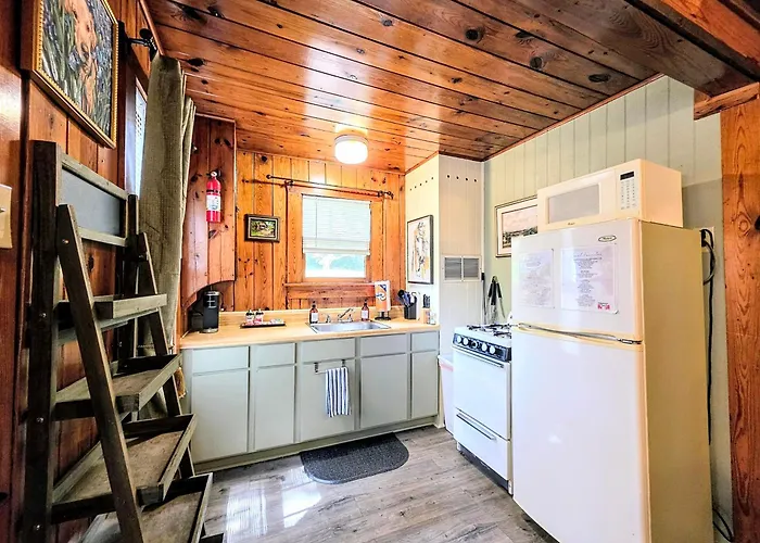 #08 - One Bedroom Lakeview Cottage-Pet Friendly