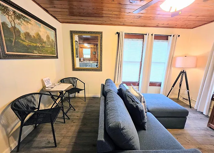 #08 - One Bedroom Lakeview Cottage-Pet Friendly
